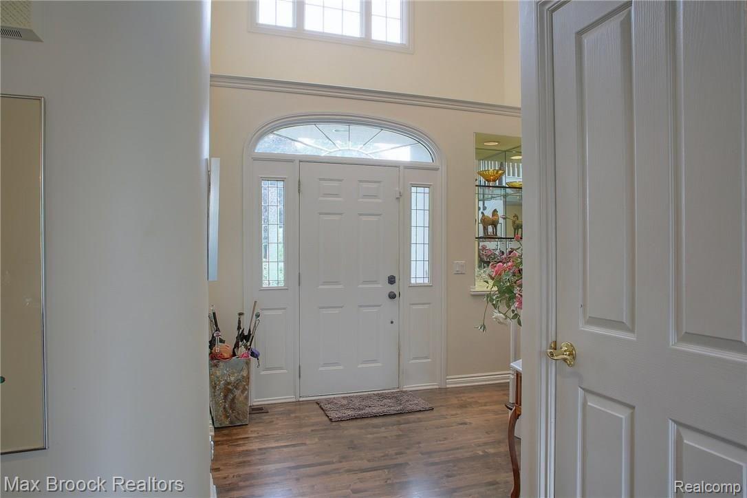 30755 Country Ridge Circle Farmington, MI 48331 - Photo 3 of 42 Foyer.jpg