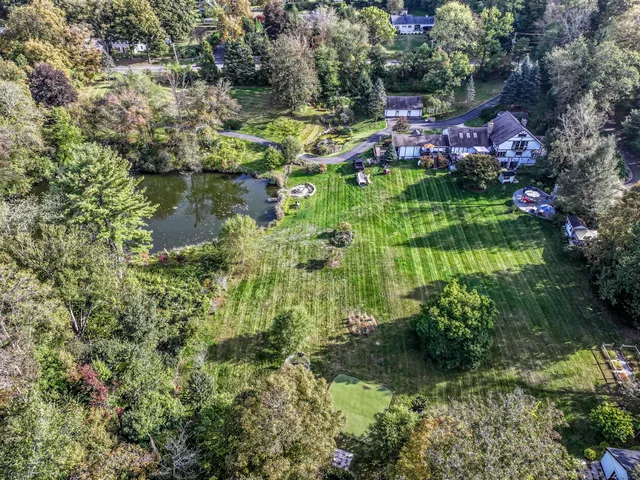 a view of yard with green space