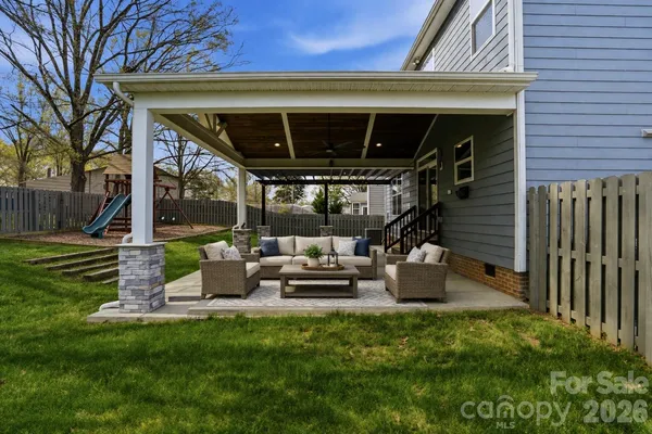 a view of a backyard