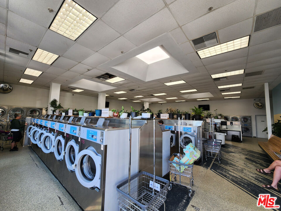 5609 West Sunset Boulevard Los Angeles, CA 90028 - Photo 6 of 8 a view of a room with gym equipment