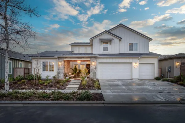 $972,500 | 1042 Beaver Pond Loop, Madera, CA 93636