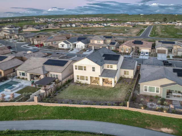 $972,500 | 1042 Beaver Pond Loop, Madera, CA 93636