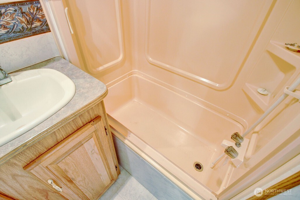 106 Goldrush Road Deming, WA 98244 - Photo 18 of 35 a bathroom with a tub and shower