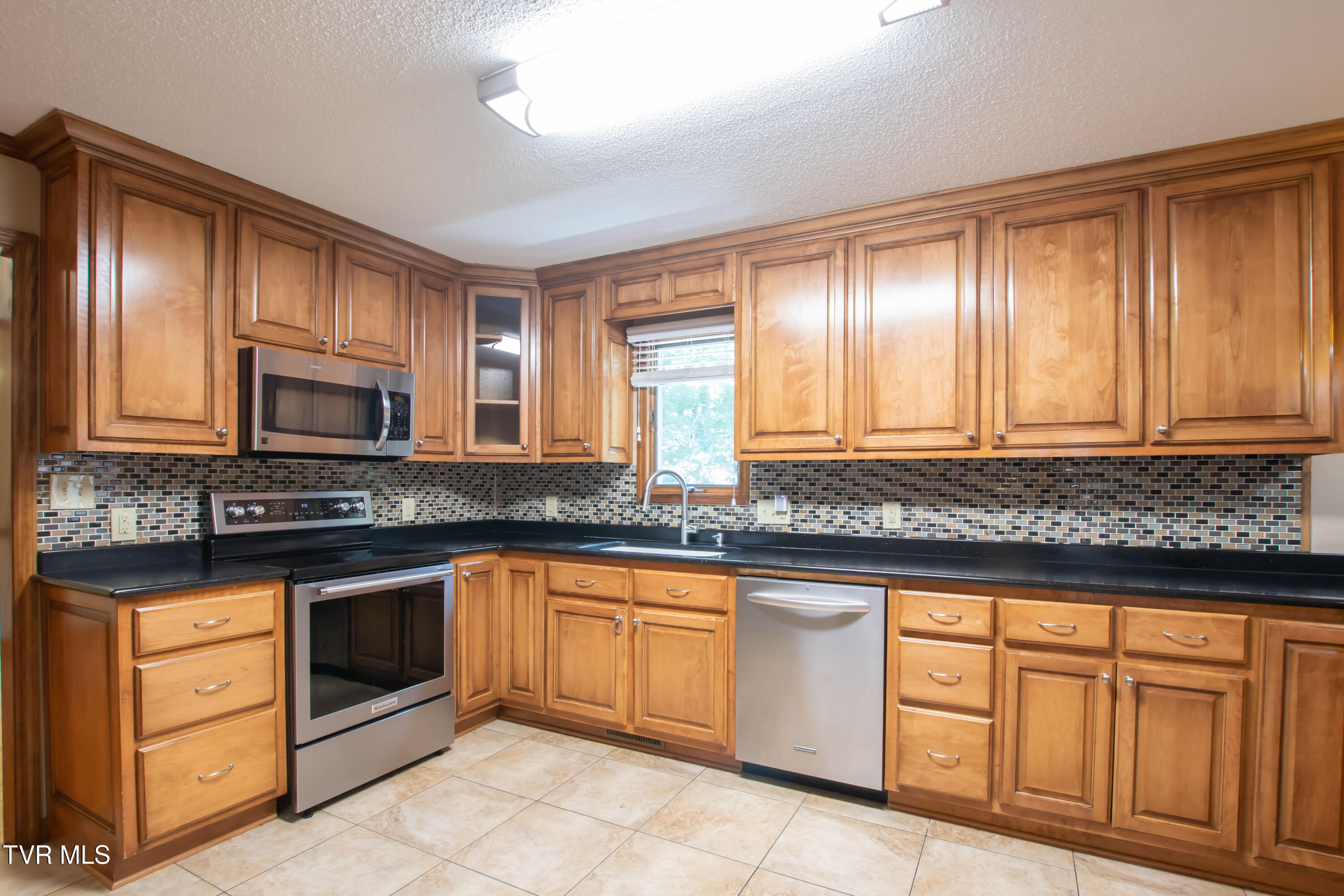 21694 Plantation Road Bristol, VA 24202 - Photo 8 of 42 Plantation-38