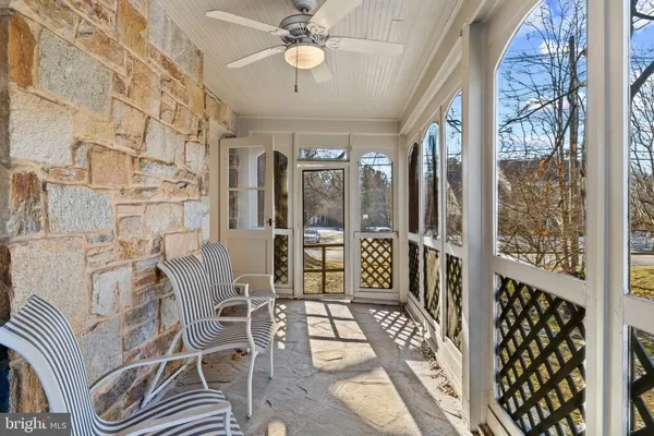 a view of a livingroom with furniture