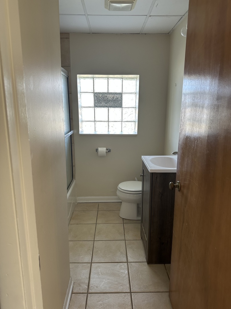 16664 West Aptakisic Road, Unit 1E Lincolnshire, IL 60069 - Photo 7 of 9 a bathroom with a toilet and a bathtub
