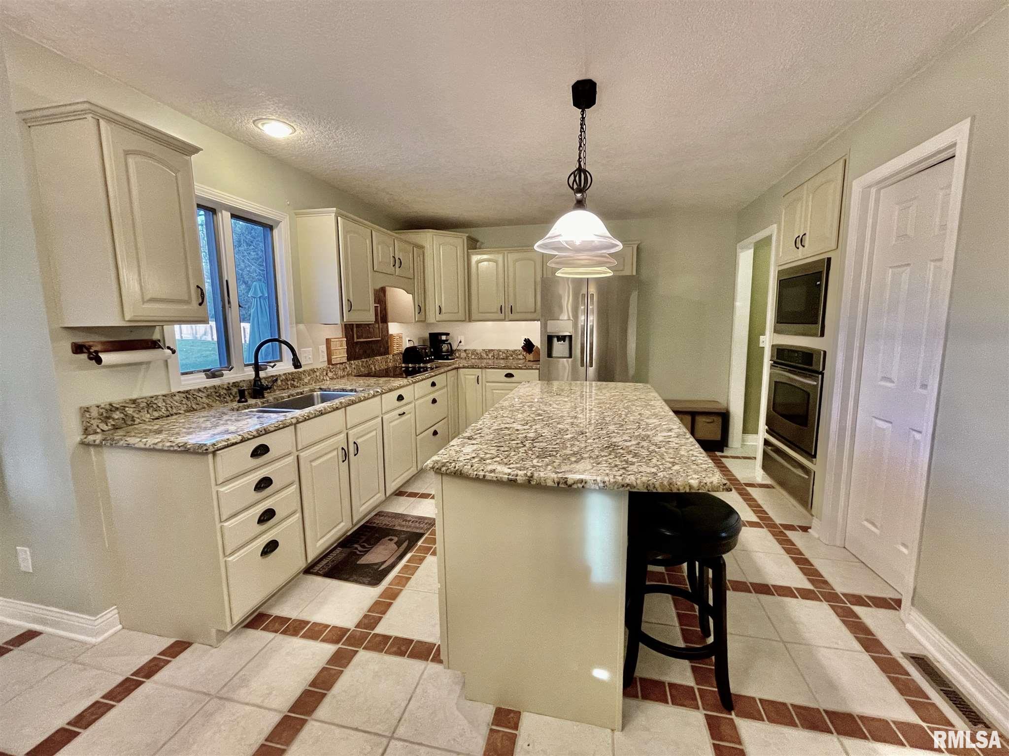 5017 White Post Road Bettendorf, IA 52722 - Photo 7 of 25