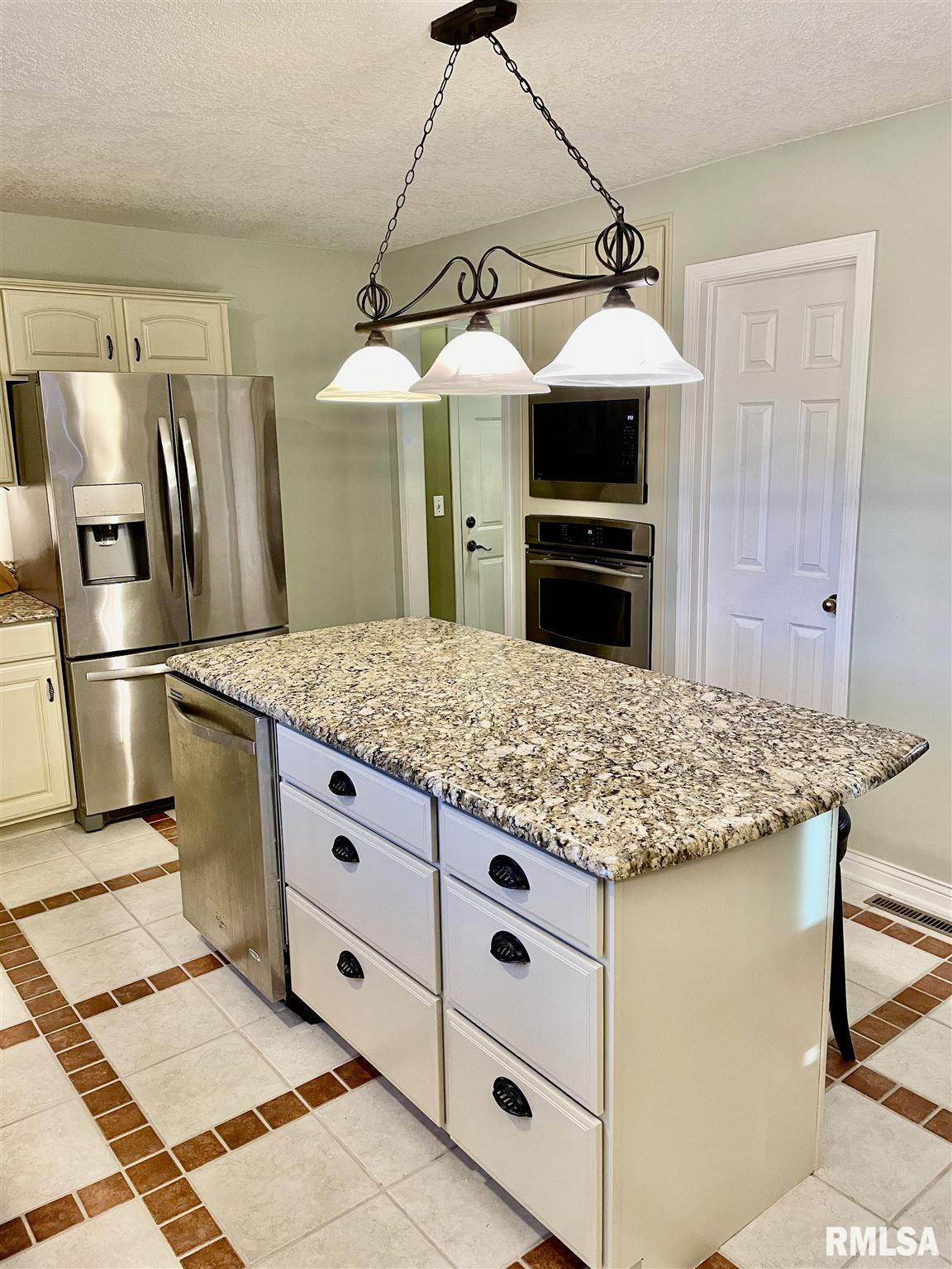 5017 White Post Road Bettendorf, IA 52722 - Photo 8 of 25
