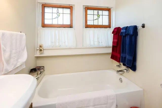 a view of a backyard