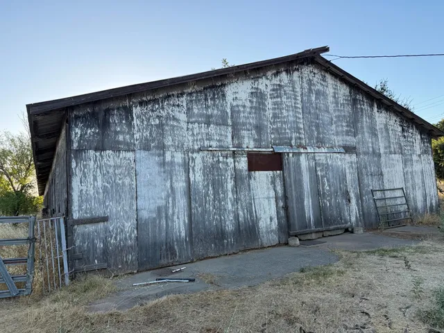 a view of a backyard with table and chairs