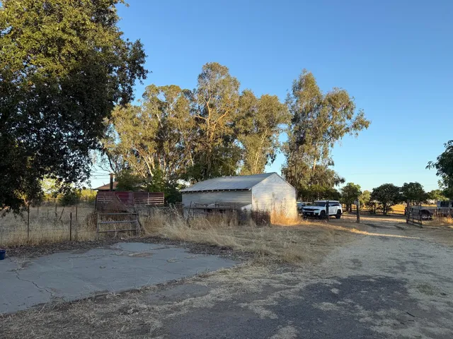 a view of back yard of the house