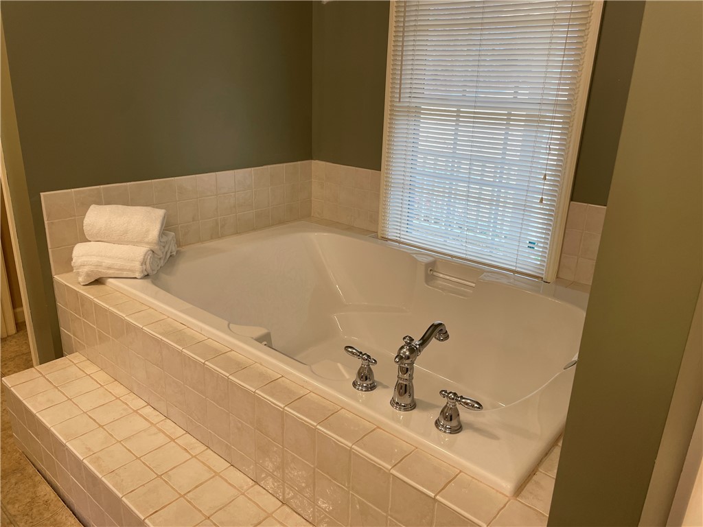 142 Fowler Road Anderson, SC 29625 - Photo 15 of 38 Garden tub in primary bath