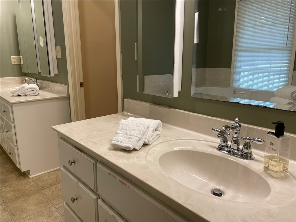142 Fowler Road Anderson, SC 29625 - Photo 16 of 38 Double vanities