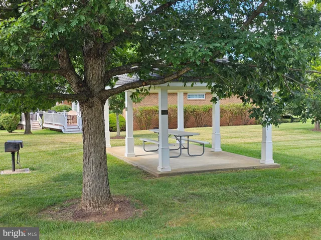 a view of a house with backyard and a garden