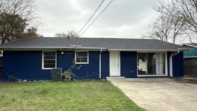a view of a house with backyard and garden