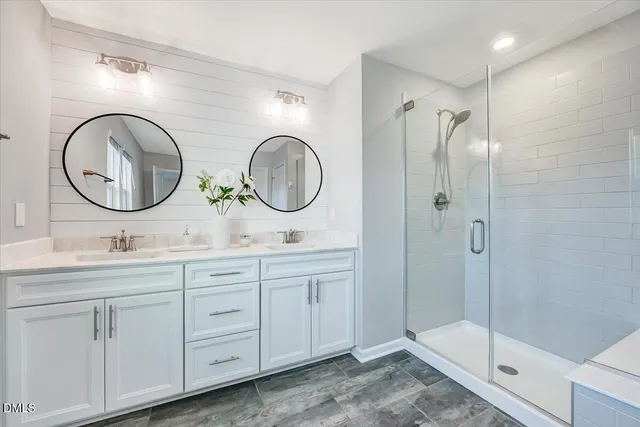 a view of a livingroom with furniture and a ceiling fan