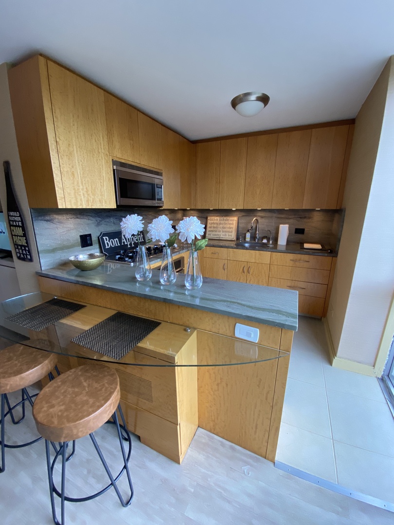 1555 North Dearborn Parkway, Unit 4C Chicago, IL 60610 - Photo 2 of 16 a room with gym equipment and wooden floor