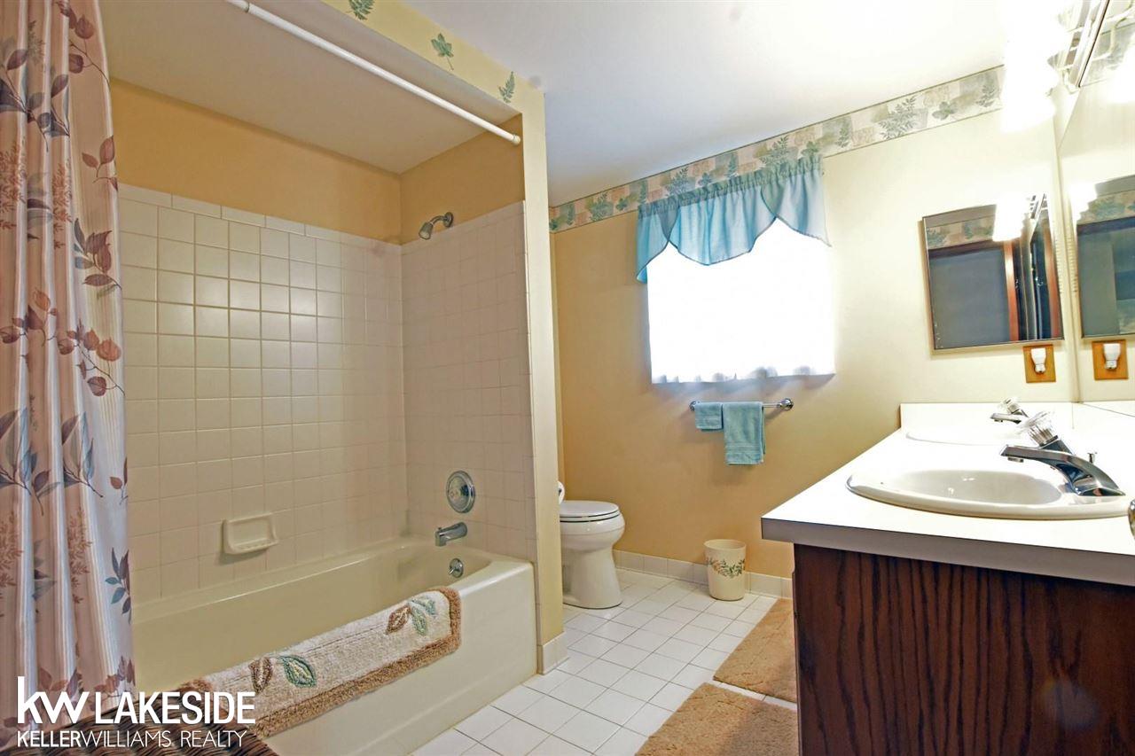3953 Stonecrest Road West Bloomfield, MI 48322 - Photo 20 of 37 50043021-19.JPG
