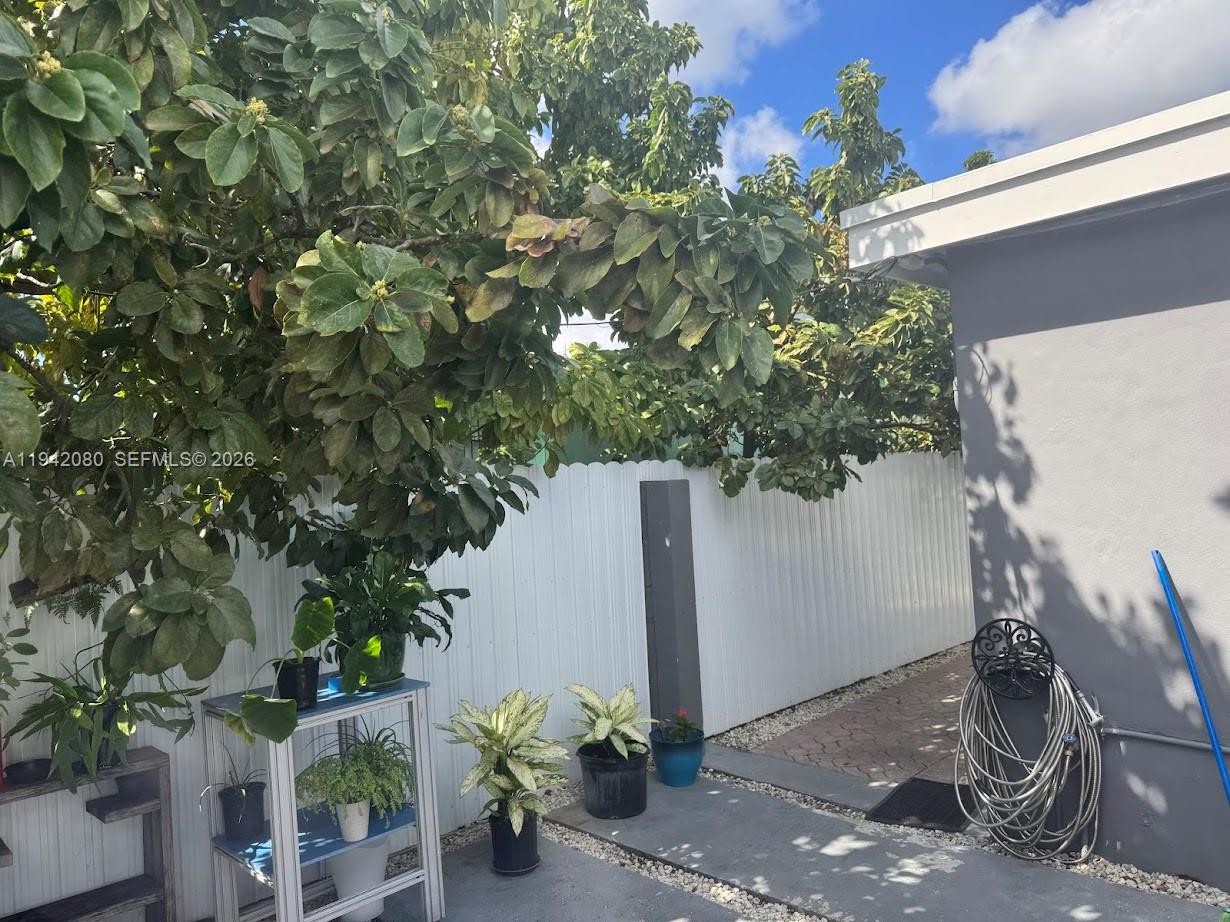 412 West 15th Street Hialeah, FL 33010 - Photo 44 of 48 a backyard of a house with lots of green space
