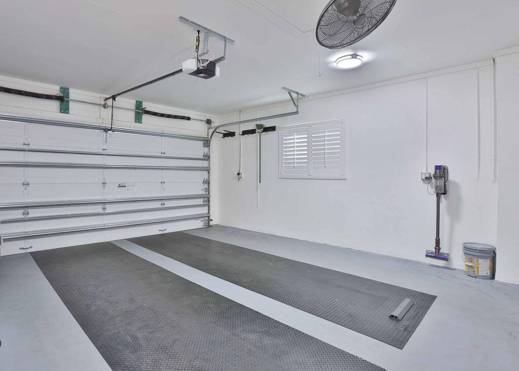 713 Forsyth Street Boca Raton, FL 33487 - Photo 5 of 39 Garage