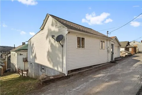 a view of a house with a backyard