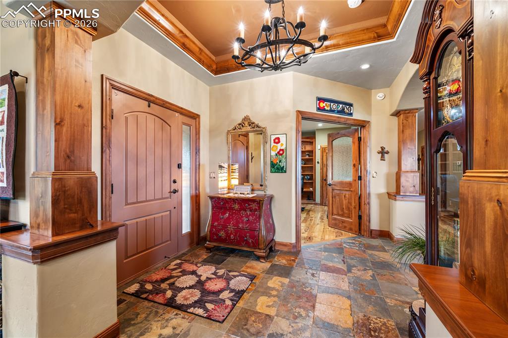 18890 Wing Tip Road Colorado Springs, CO 80908 - Photo 6 of 48 a very nice looking room with a large window