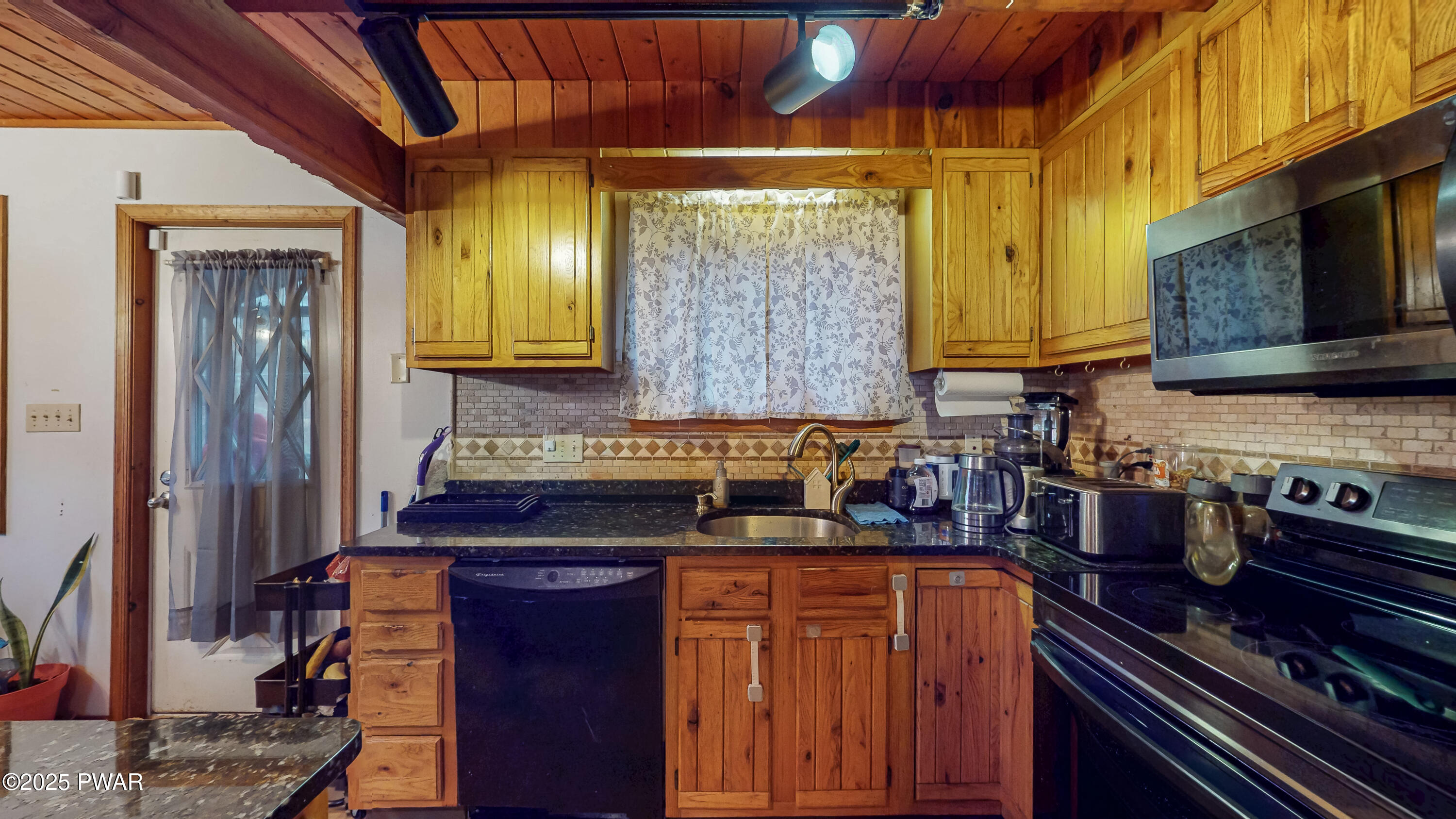 129 Stafford Drive Bushkill, PA 18324 - Photo 7 of 36