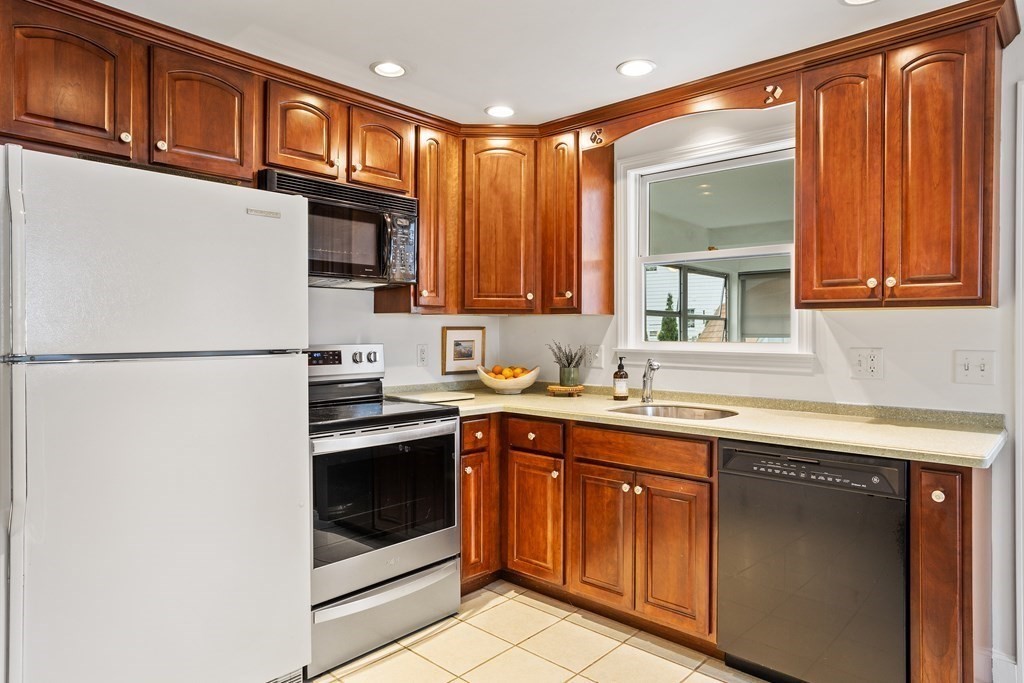 12 Daniel Road Wakefield, MA 01880 - Photo 9 of 30 Gallery Image 9
