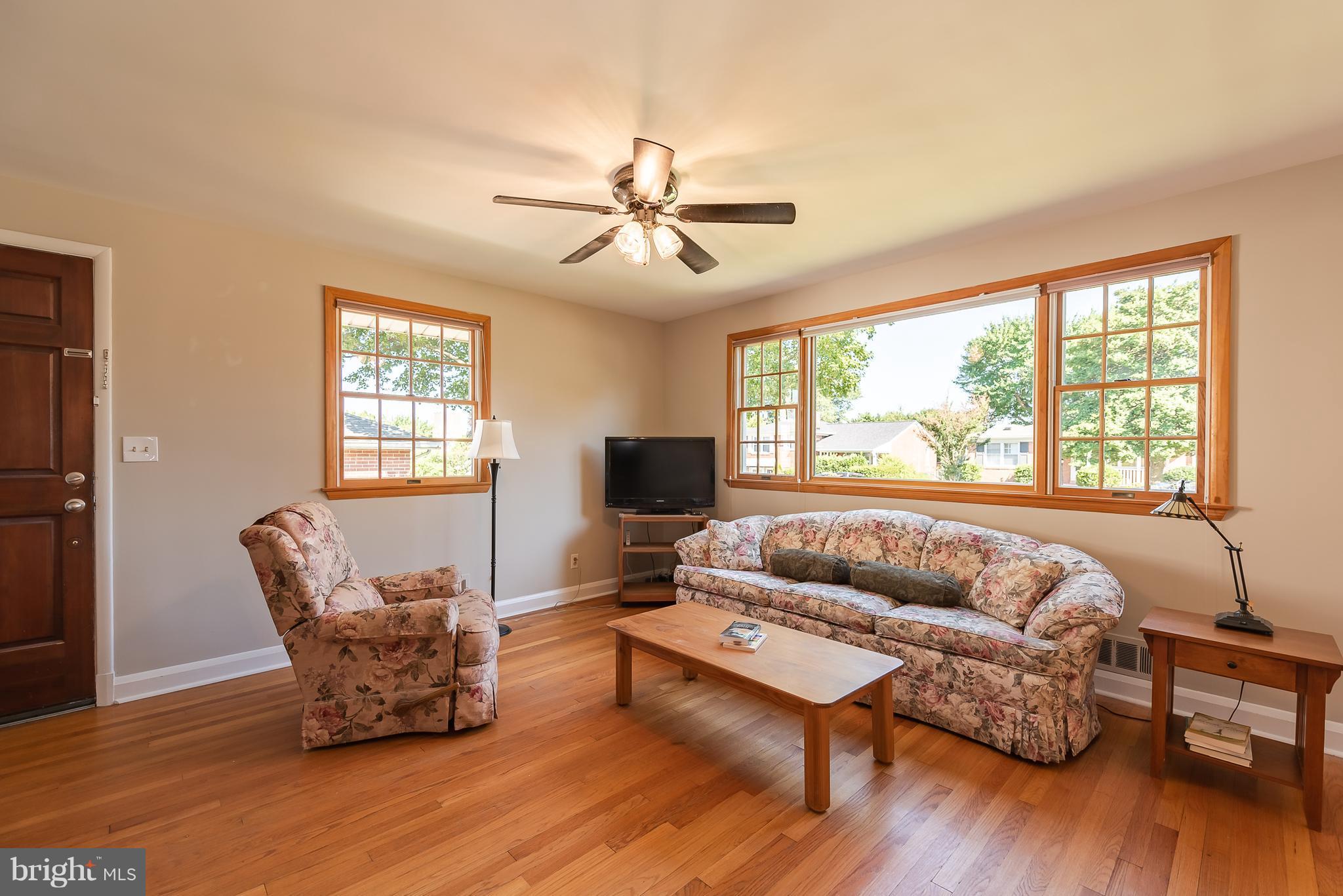 1933 Altavue Road Baltimore, MD 21228 - Photo 3 of 25 Living Room