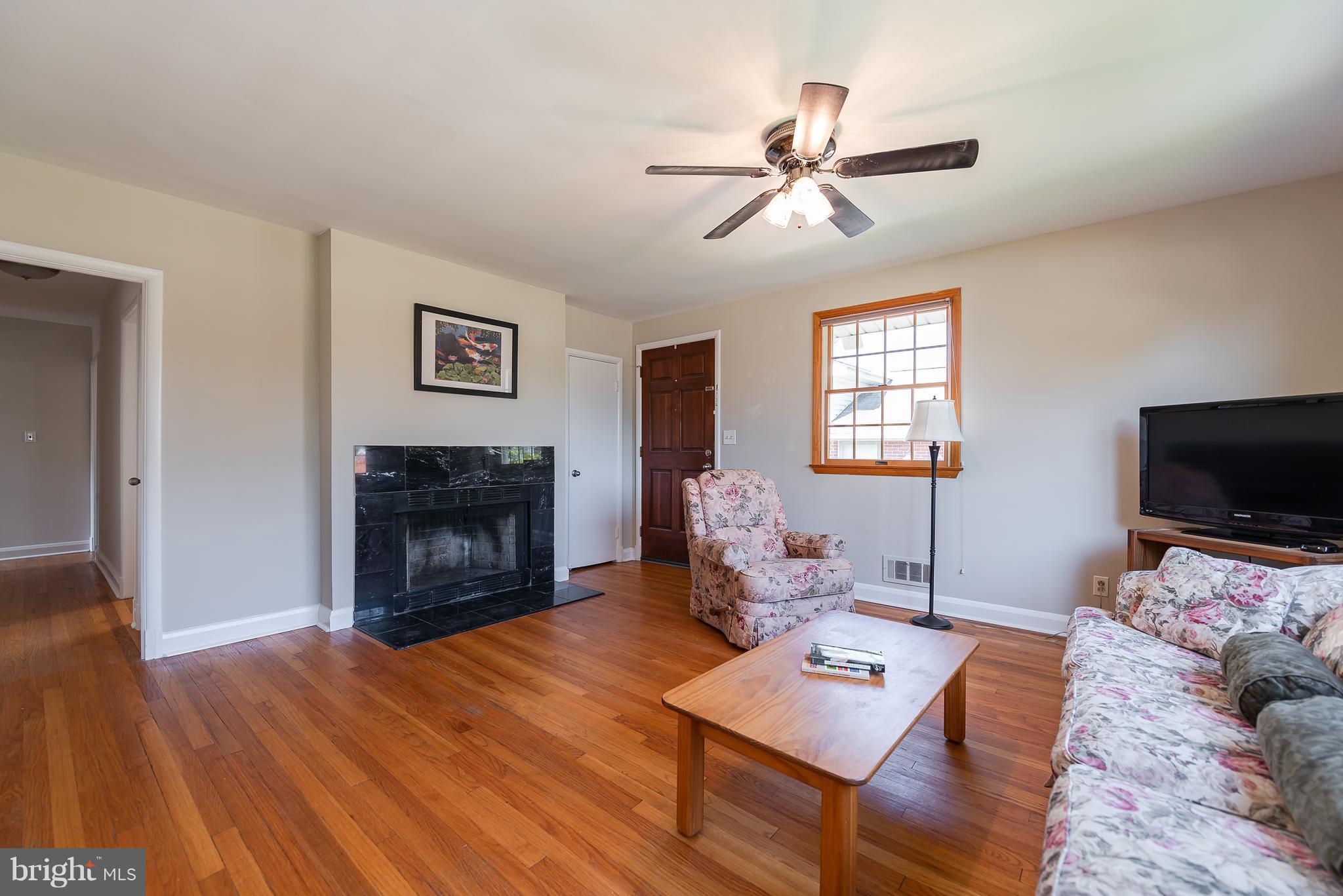 1933 Altavue Road Baltimore, MD 21228 - Photo 4 of 25 Living Room