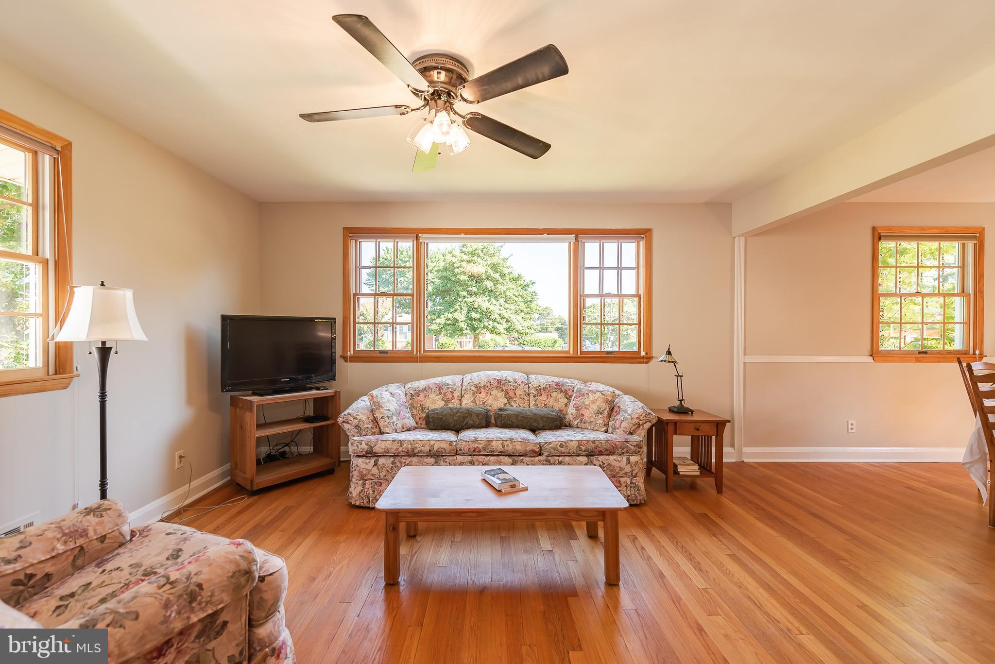 1933 Altavue Road Baltimore, MD 21228 - Photo 5 of 25 Living Room