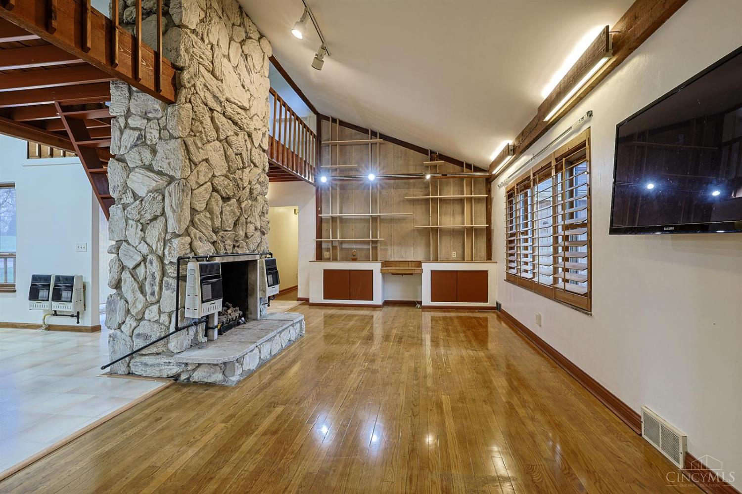 8877 Wuest Road Cincinnati, OH 45251 - Photo 7 of 64