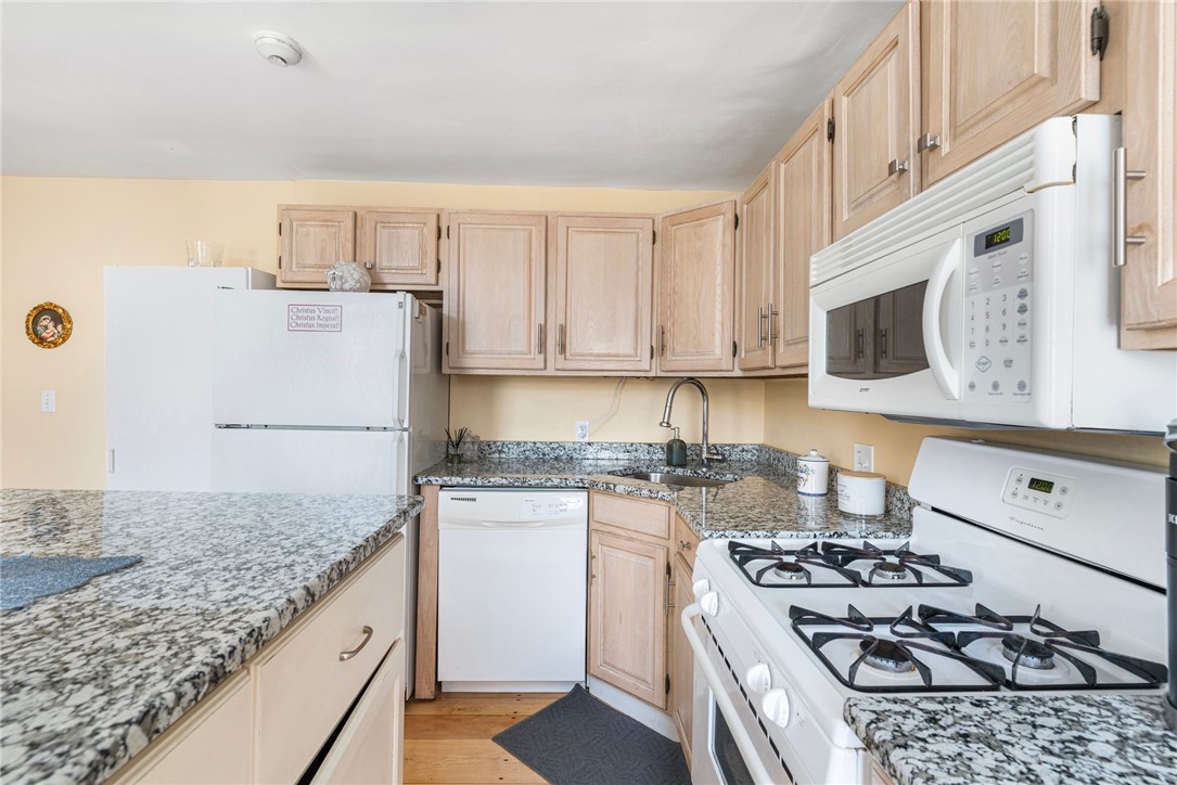 47 Post Road Warwick, RI 02888 - Photo 16 of 46 Upper Level Unit