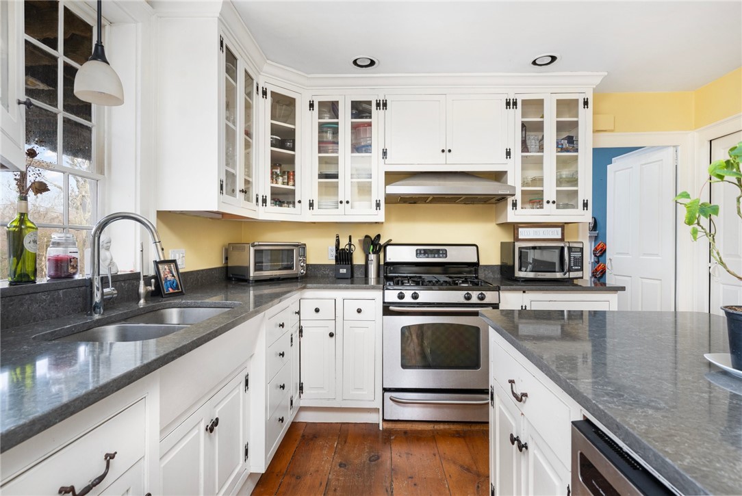 47 Post Road Warwick, RI 02888 - Photo 4 of 46 Main Level Unit