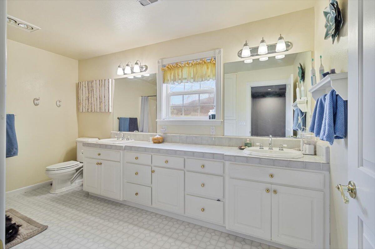 811 Carpenter Hill Road Medford, OR 97501 - Photo 40 of 53 Additional 50% of cat showable by appointment only.