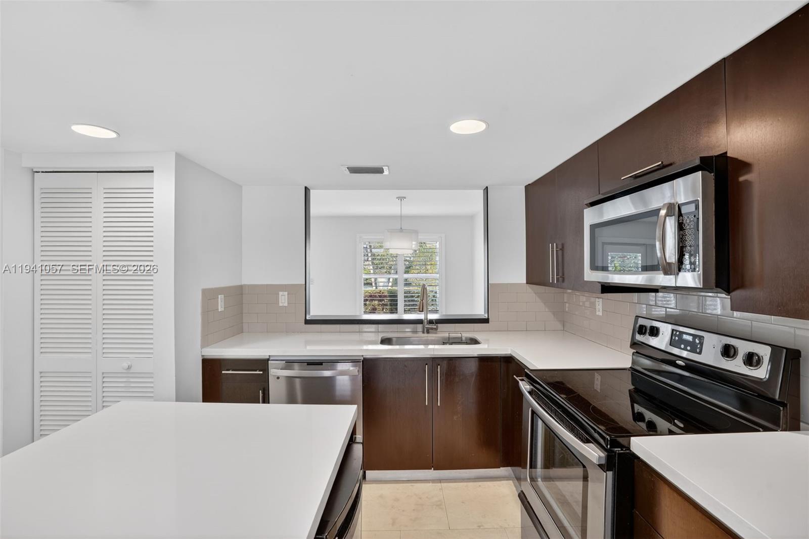 5570 Southwest 70th Place South Miami, FL 33155 - Photo 7 of 43