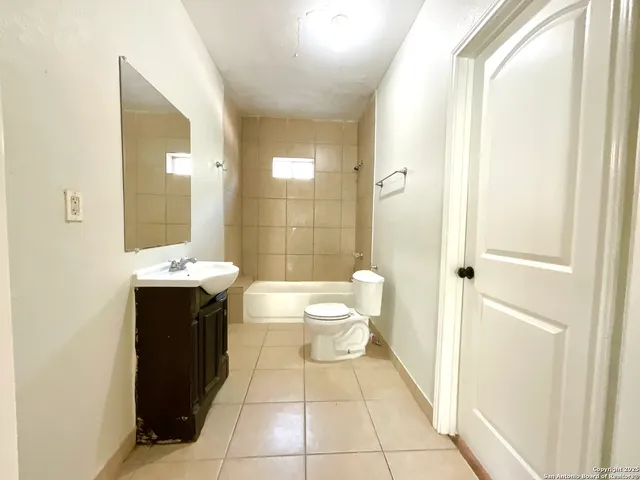 $795 | 1409 West Woodlawn Avenue, Unit 5, San Antonio, TX 78201