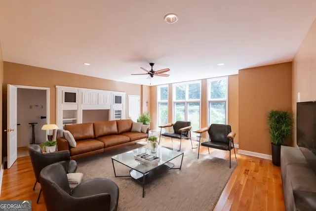 a view of a yard in front of house