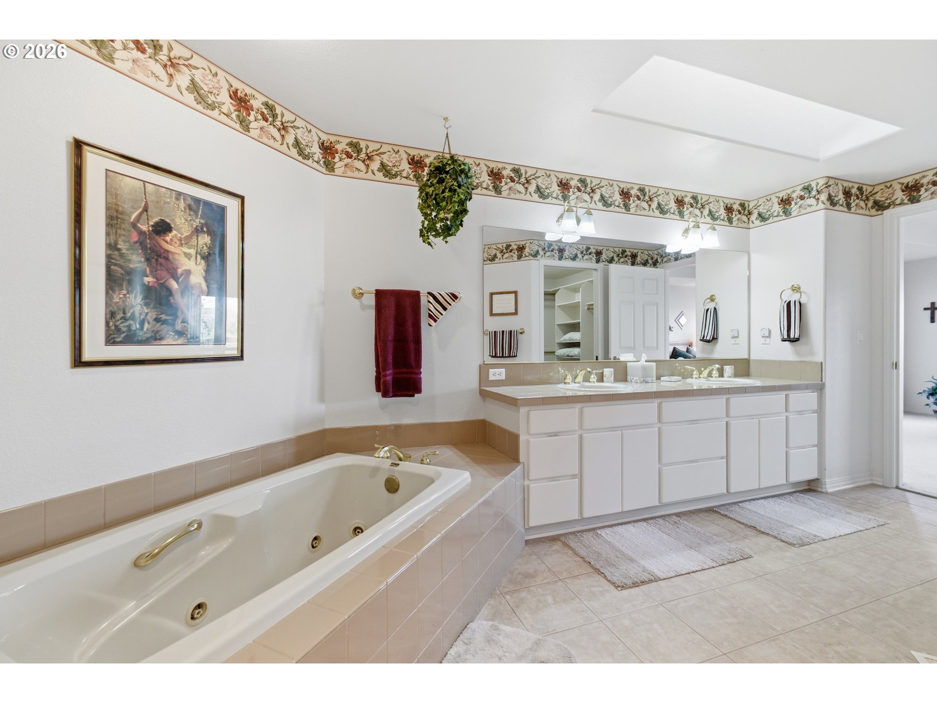 6428 Castle Lakes Court Keizer, OR 97303 - Photo 33 of 48 a bathroom with a bathtub a mirror and a sink