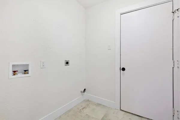 $2,500 | 402 Creekmeadow Lane, Lewisville, TX 75067