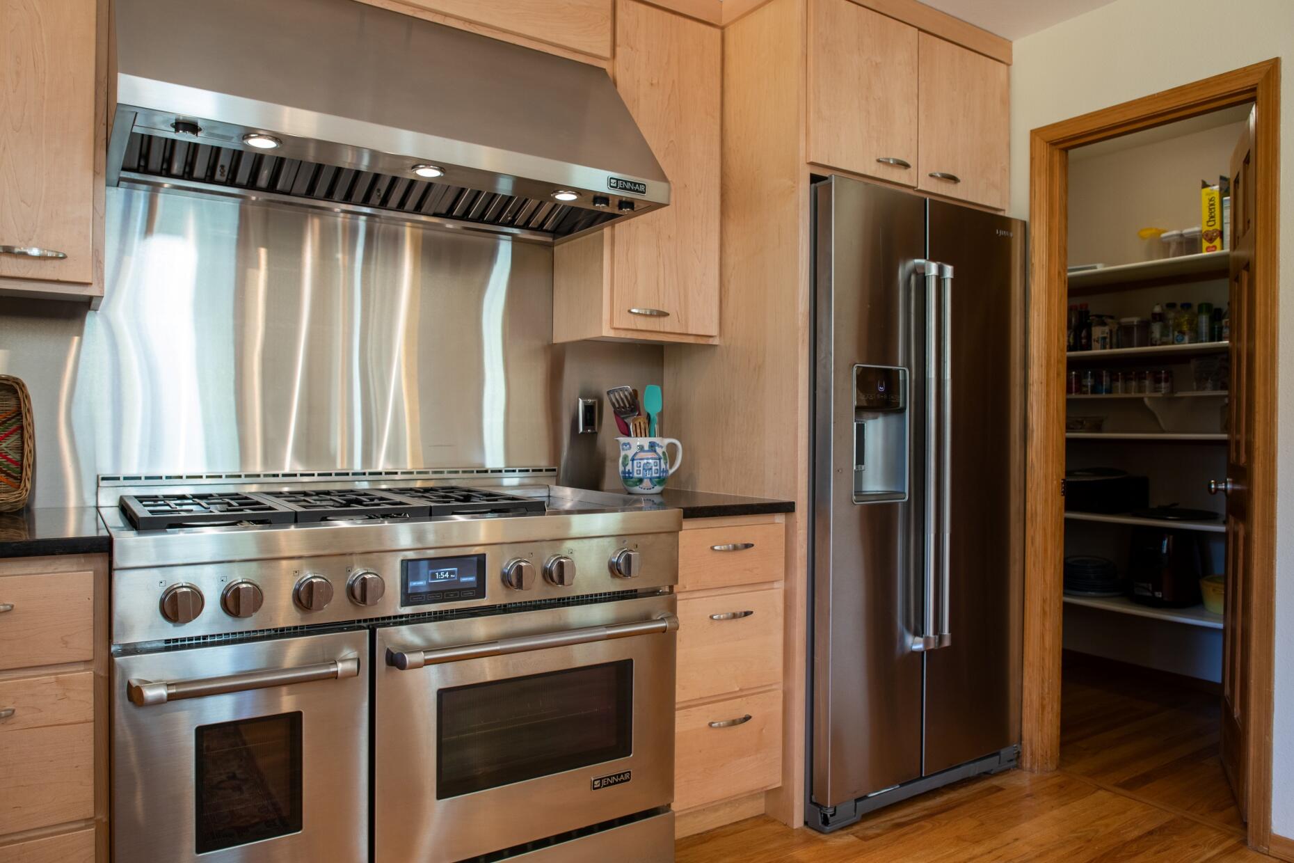 60216 East Ridgeview Drive Bend, OR 97702 - Photo 11 of 53 batch_08Kitchen cooktop fridge pantryRid