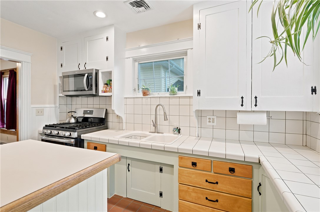 195 Elmore Avenue Woonsocket, RI 02895 - Photo 10 of 41