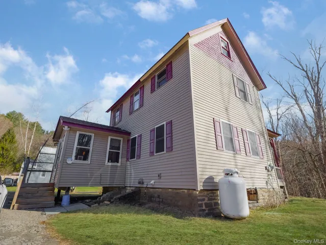 a view of a house with backyard