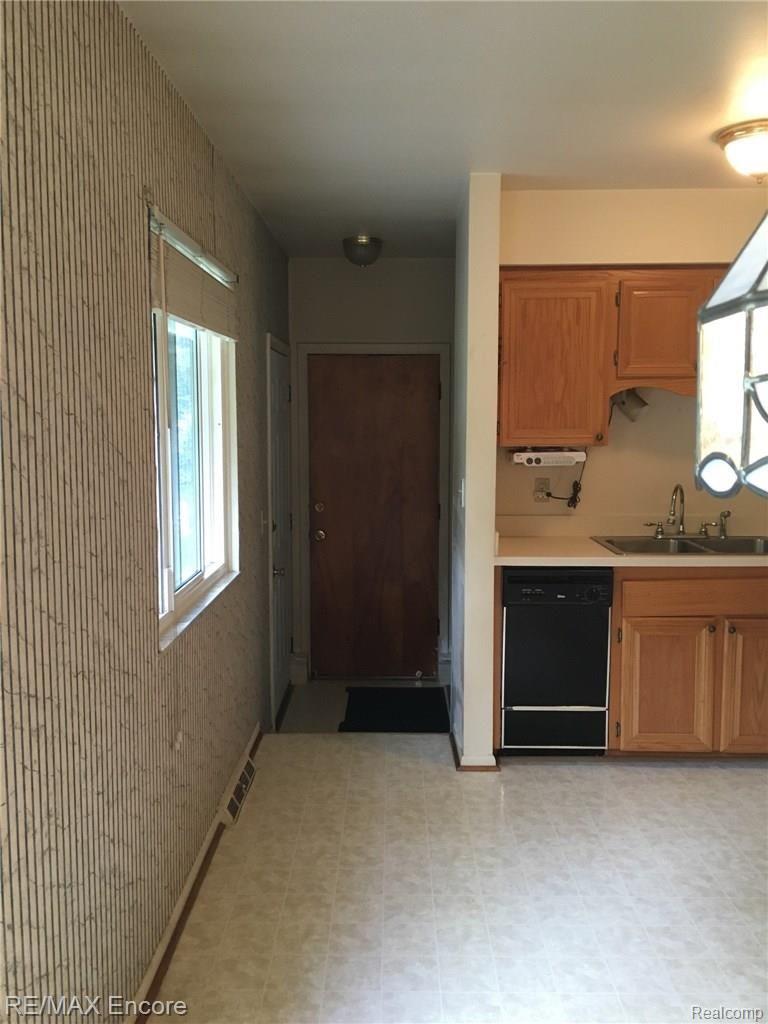 6673 Waldon Road Clarkston, MI 48346 - Photo 16 of 25 image.jpeg