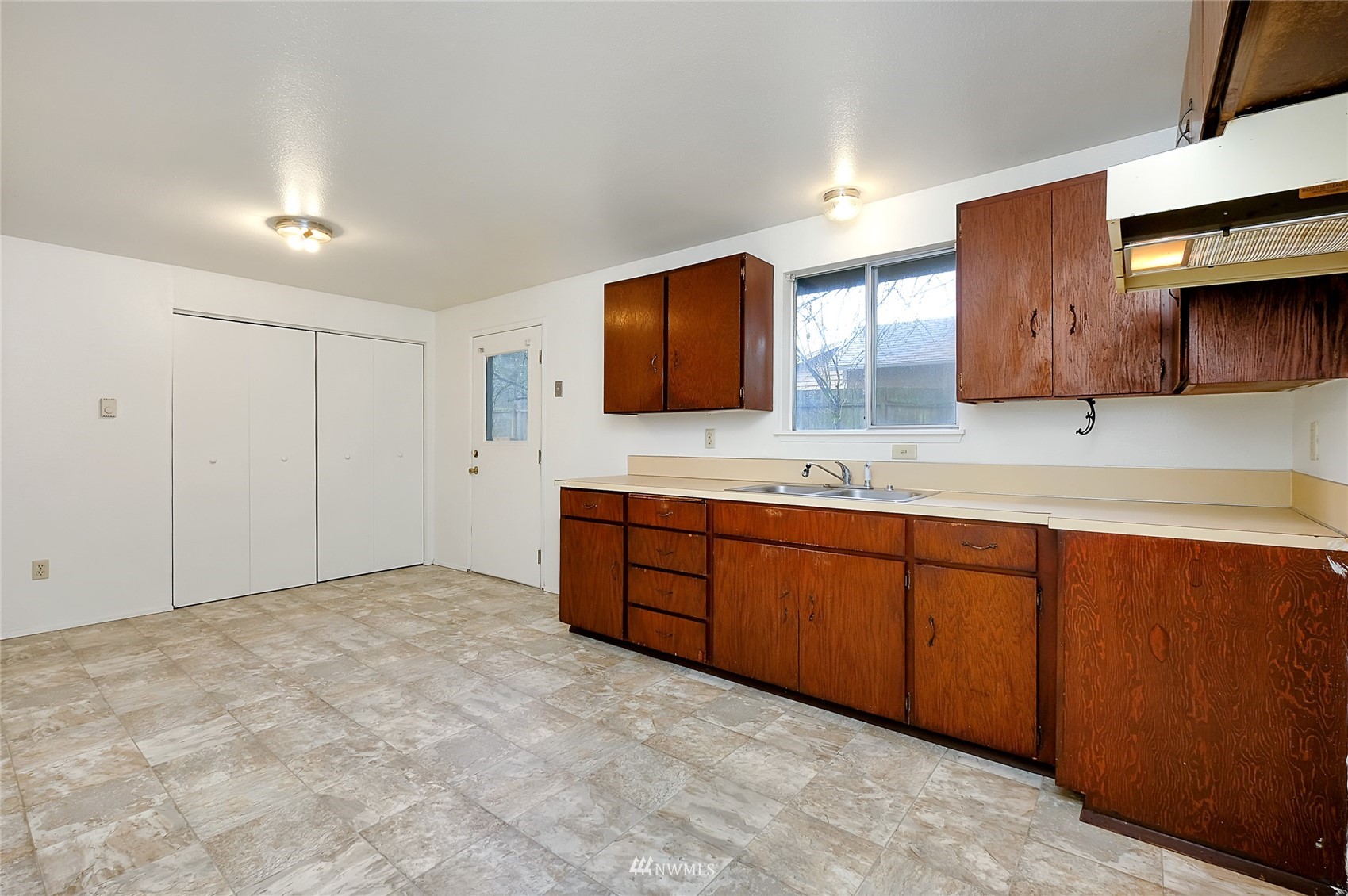 453 Southwest View Drive Port Orchard, WA 98367 - Photo 9 of 28