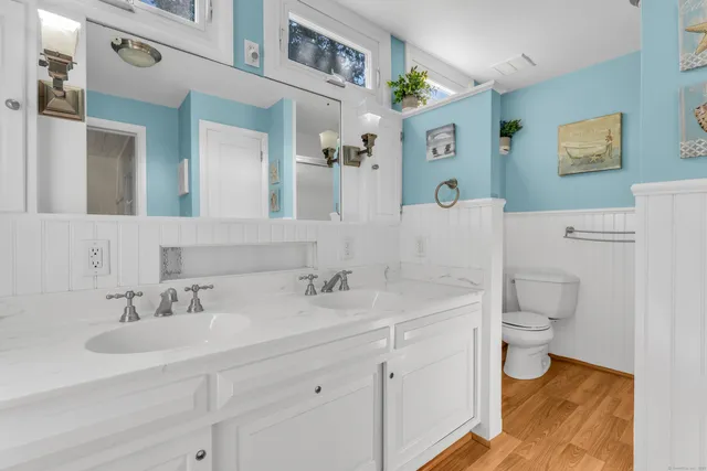 a en suite bathroom with a toilet sink and mirror