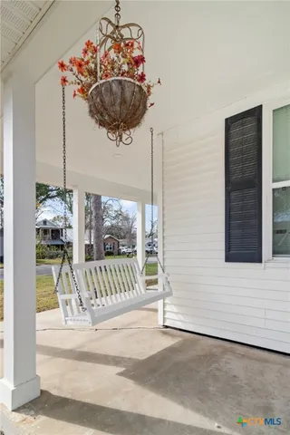 a view of entryway hall