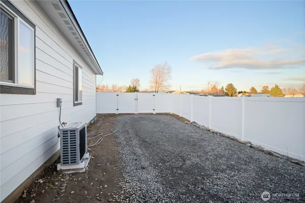 a view of a backyard
