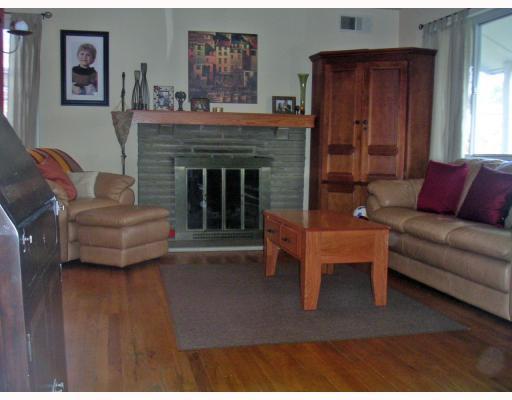 107 Ridgeside Road Pittsburgh, PA 15237 - Photo 2 of 18 Living Room. LIGHT & BRIGHT-GAS LOG FP-HARDWOOD FLOORS