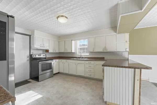 $214,900 | 725 South Main Street, Kendallville, IN 46755